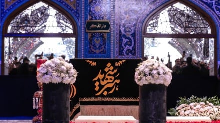 تلاوت قاری جوان افغانستانی بر مزار رهبر شهید انقلاب در دارالذکر حرم رضوی