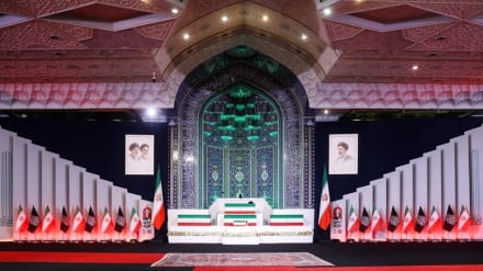 Ceremonia e funeralit dhe homazheve për liderit e martirizuar të Revolucionit Islamik të Iranit + Foto (2)