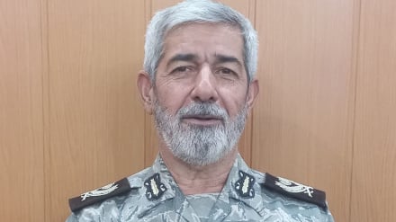مشاور فرمانده کل ارتش ایران: نیروهای مسلح با اقتدار مقابل دشمن ایستاده‌اند