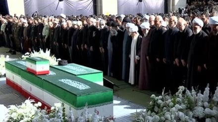 Ceremonia e namazit të kufomës së udhëheqësit të martirizuar Imam Khamenei