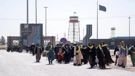 حضور چشمگیر مردم افغانستان در مرز دوغارون برای شرکت در مراسم سوگواری رهبر فقید ایران