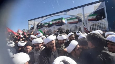 مشهد سیاهپوش شد؛ خروش مردم برای بدرقه پیکر رهبر شهید