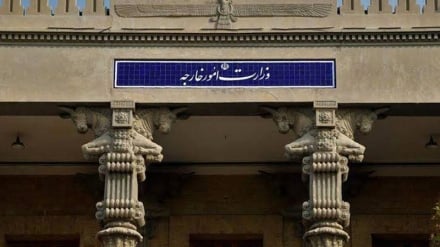 Irans Außenministerium: Die Handlungen der USA stellen ein schweres Kriegsverbrechen dar