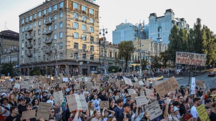 Ribuan Warga Ukraina Demo Tolak Pencopotan Menteri Pertahanan