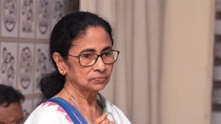 মমতার গাড়িতে ইট-পাথর নিক্ষেপের অভিযোগ, পশ্চিমবঙ্গে রাজনৈতিক উত্তেজনা