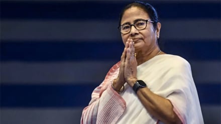 মমতার গাড়িতে হামলার প্রতিবাদে তৃণমূলের বিক্ষোভ, নিরাপত্তার আশ্বাস শুভেন্দুর