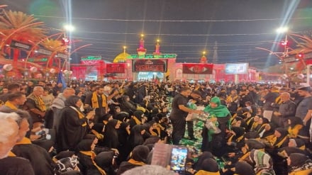 مهاجرین افغانستانی سفره حضرت رقیه را در بین‌الحرمین گستردند