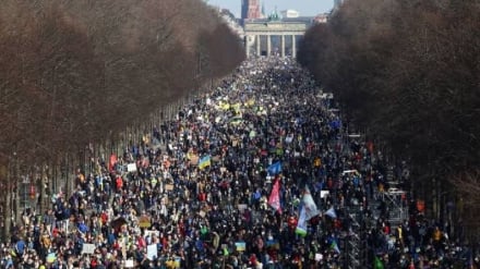 Aksi Damai di Berlin; Para Pengunjuk rasa Menuntut Penghentian Pengiriman Senjata ke Ukraina