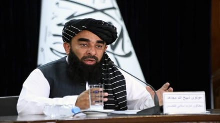 مجاهد: حل اختلافات با پاکستان از راه گفت‌وگو در اولویت کابل است