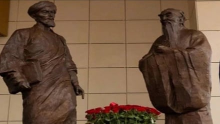 Kazakistan'ın Astana şehrinde İranlı Bilim Adamı Farabi ve Konfüçyüs Anıtı'nın Açılışı