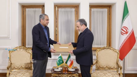 د پاکستان د کورنیو چارو وزیر تهران ته  په سفر راغی
