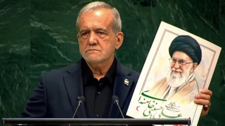 Pezeshkian ngriti në OKB fotot e udhëheqësit dëshmor të Revolucionit Islamik dhe fëmijëve të Minabit