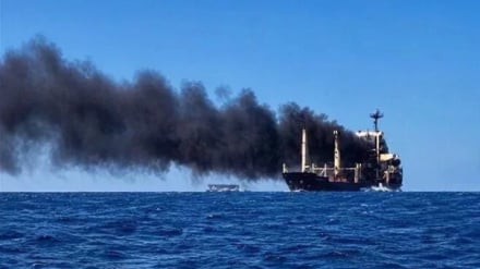 伊朗革命卫队宣布一艘超级油轮在霍尔木兹海峡触雷爆炸