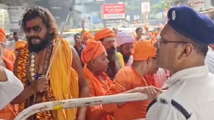 কলকাতায় ত্রিশূল হাতে উগ্র হিন্দুত্ববাদীদের বাংলাদেশ ডেপুটি হাইকমিশন ঘেরাওয়ের চেষ্টা