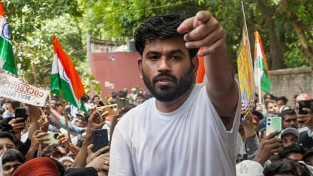 নয়া দিল্লি উত্তপ্ত: বিমান থেকে নামার আগেই ককরোচ নেতা দিপকে আটক  