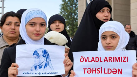 Azərbaycan Respublika şaqirdon məktəbonədə bə hicabi ğədəğən noe etirazışon kardə