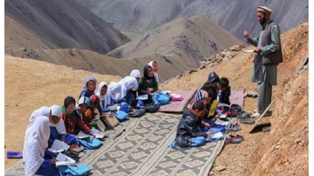 د ښوونکي نړیواله ورځ؛ افغان ښوونکي له ستونزو سره سره خپلو دندو ته دوام ورکوي