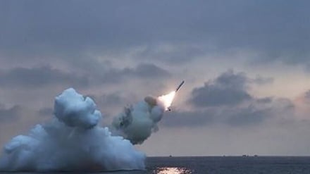 Korut Uji Rudal Strategis Jarak Menengah di Bawah Pengawasan Kim Jong-un