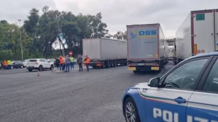 Protesta e kamionistëve italianë kundër rritjes së çmimeve të karburantit; u bllokua autostrada Romë–Napoli
