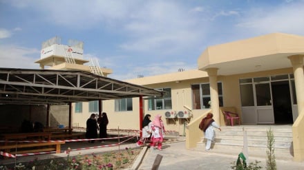 زایمان یک زن در برابر شفاخانه داکتران بدون مرز در خوست 