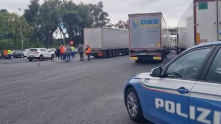 Protes Kenaikan BBM, Sopir Truk Italia Blokir Jalan Tol Roma-Napoli
